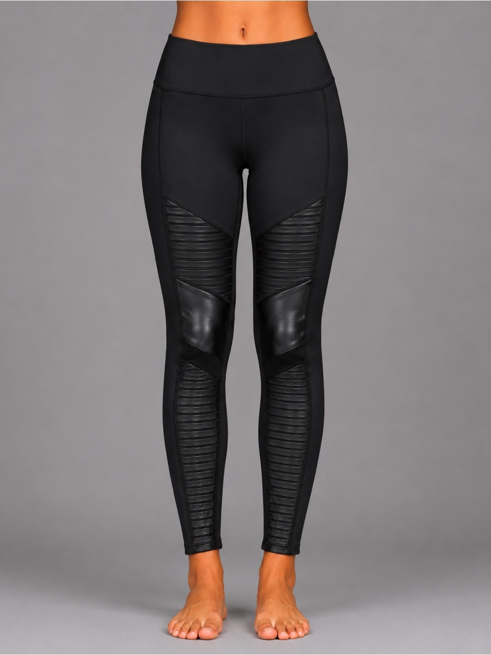 Alo yoga 7/8 High Waist Moto Legging in Black
alo sz Medium